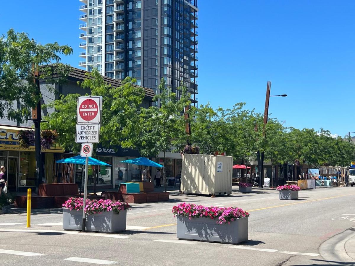 Amazing Brand New Lakeview Condo Downtown Kelowna Buitenkant foto