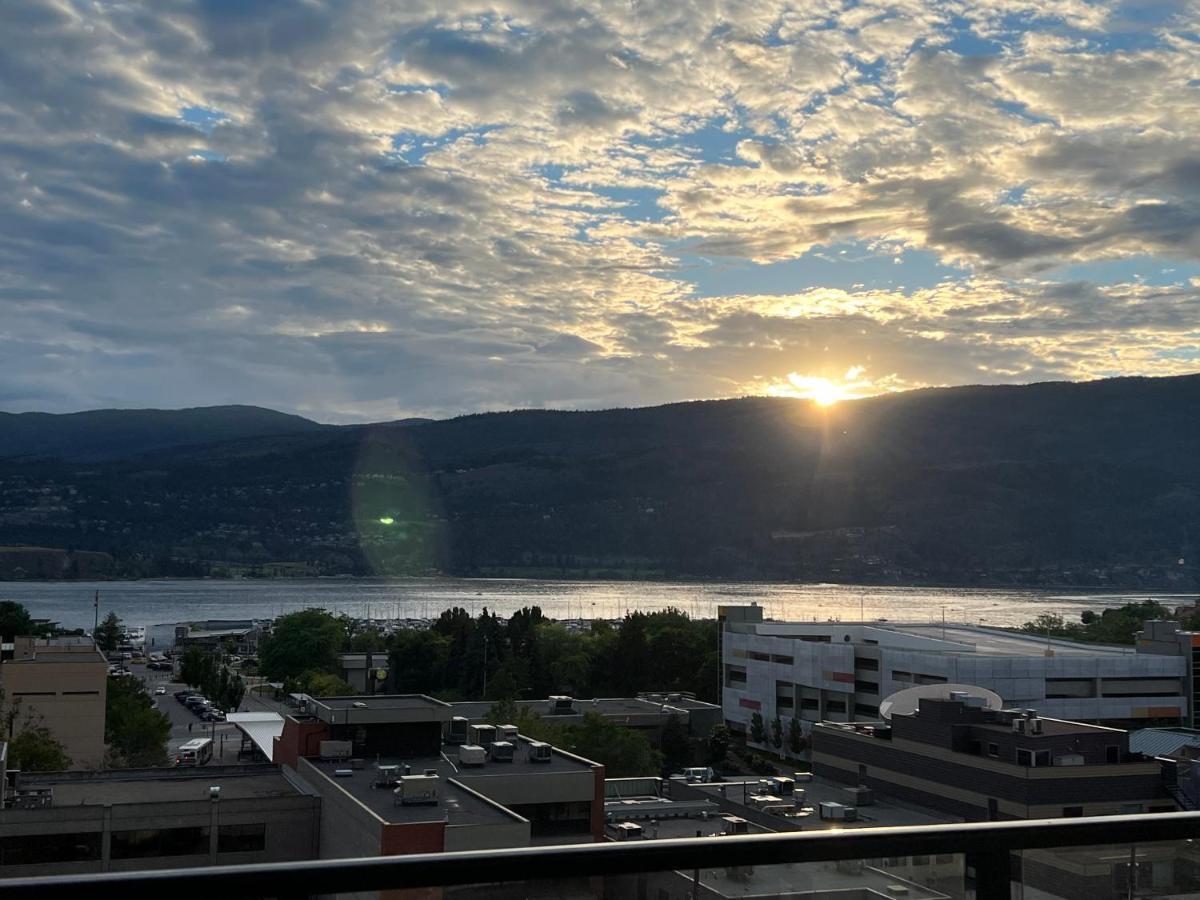Amazing Brand New Lakeview Condo Downtown Kelowna Buitenkant foto