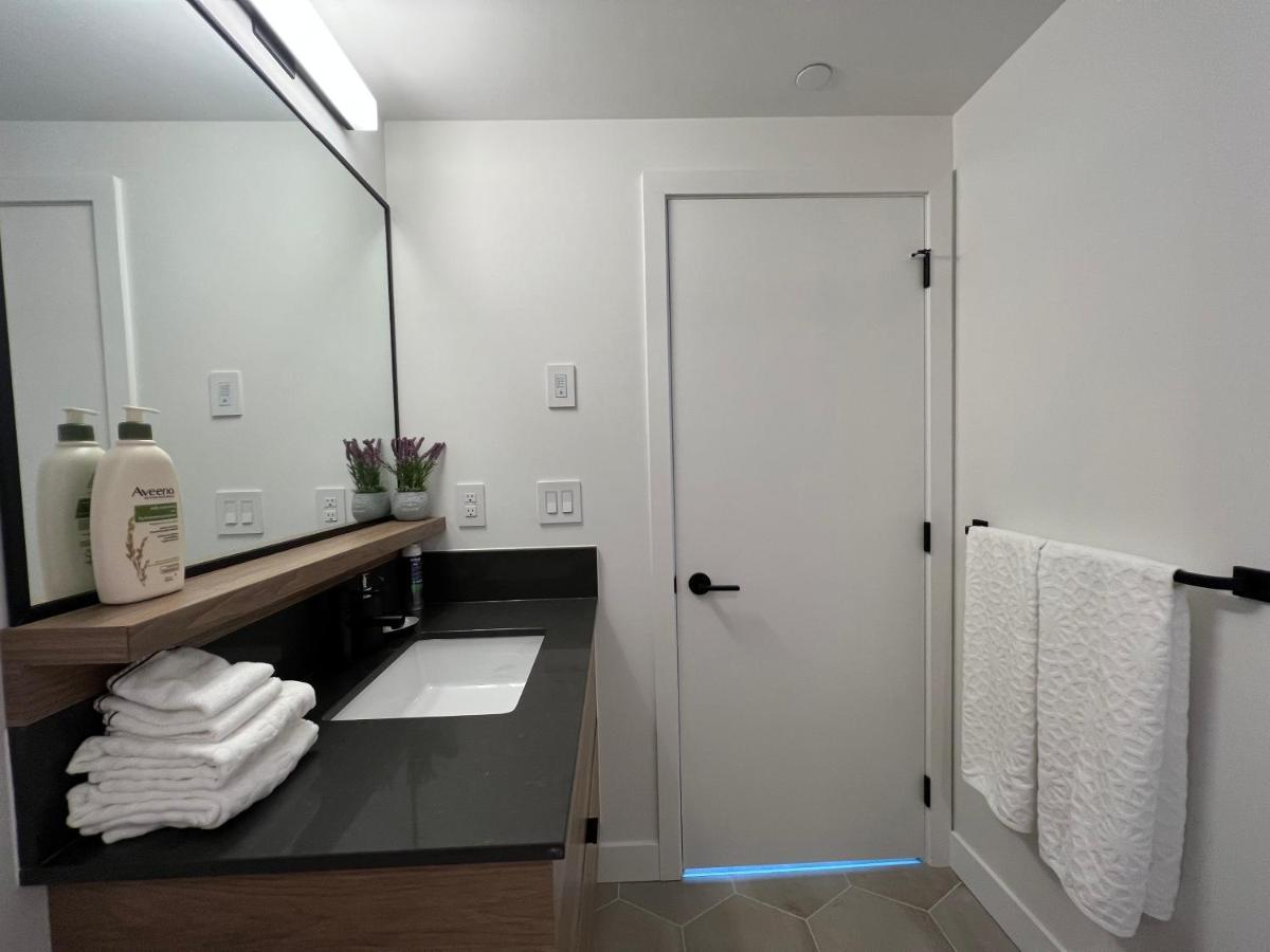 Amazing Brand New Lakeview Condo Downtown Kelowna Buitenkant foto