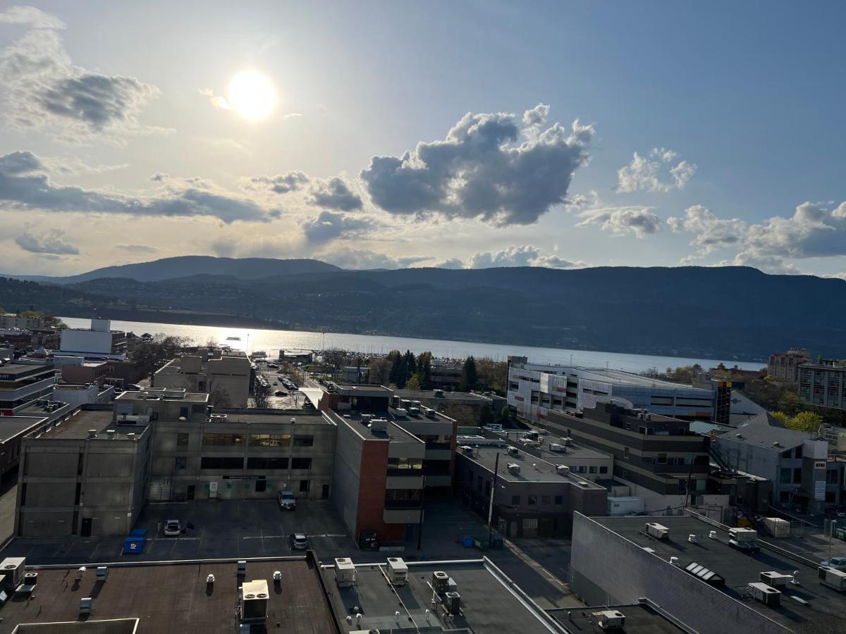 Amazing Brand New Lakeview Condo Downtown Kelowna Buitenkant foto