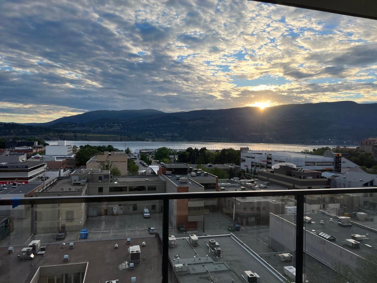Amazing Brand New Lakeview Condo Downtown Kelowna Buitenkant foto