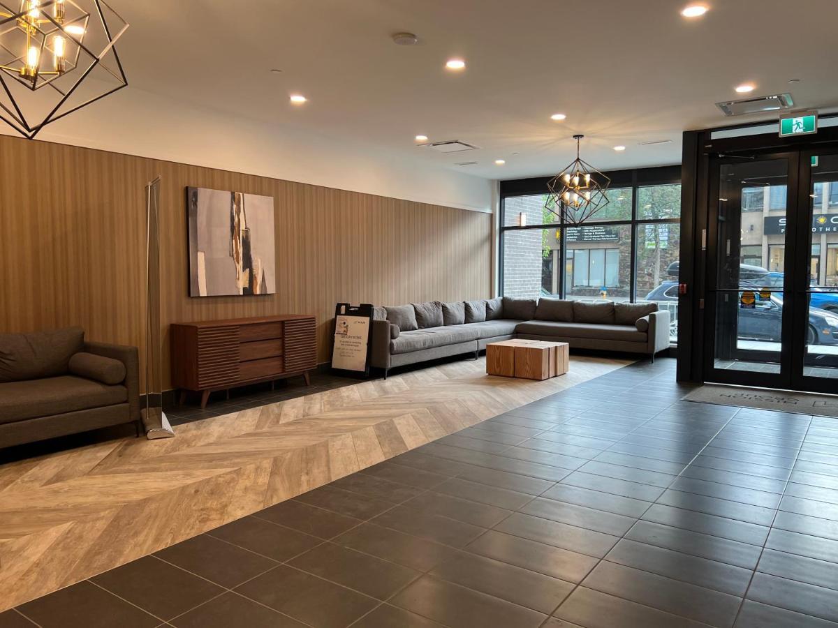 Amazing Brand New Lakeview Condo Downtown Kelowna Buitenkant foto