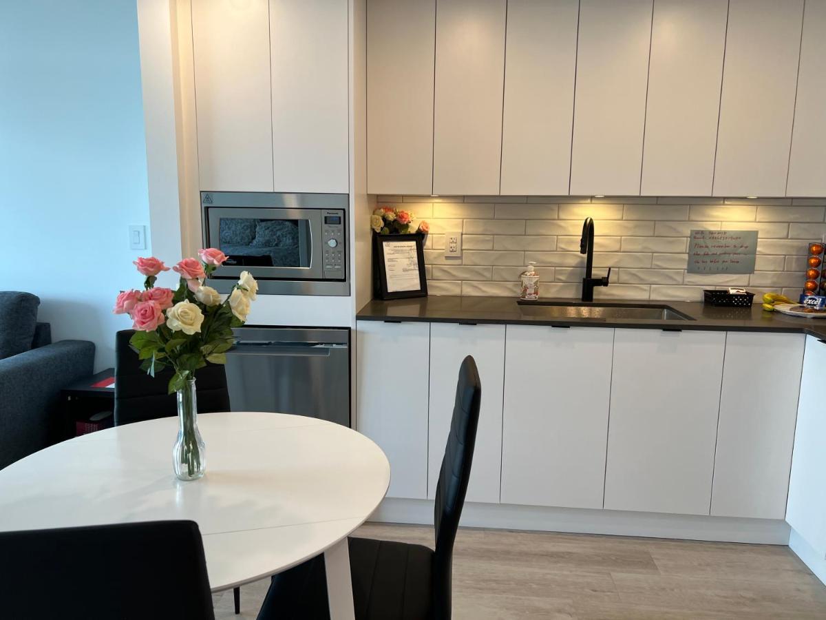 Amazing Brand New Lakeview Condo Downtown Kelowna Buitenkant foto